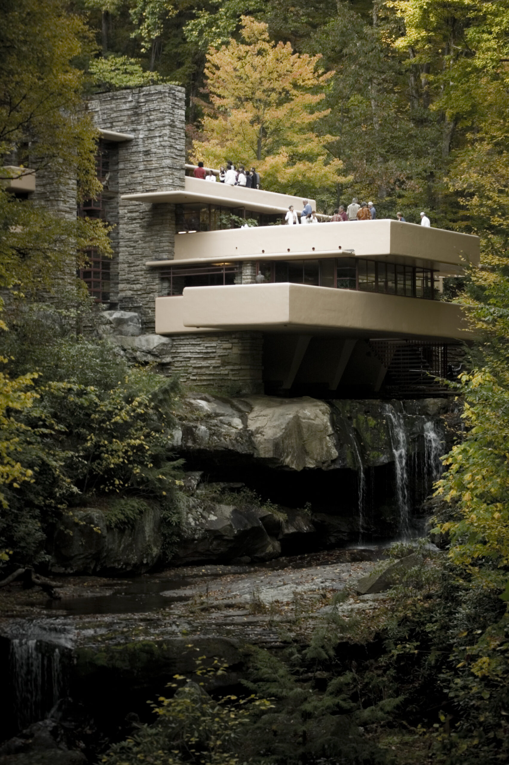 Czytanie architektury: „Mrija” w Małastowie wobec „Fallingwater” Franka Wrighta